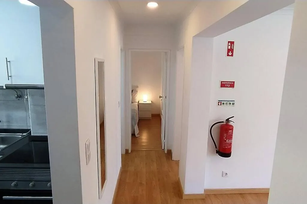 Lisbon, 2 Bedrooms, Metro & Airport, Ac & Wifi-1