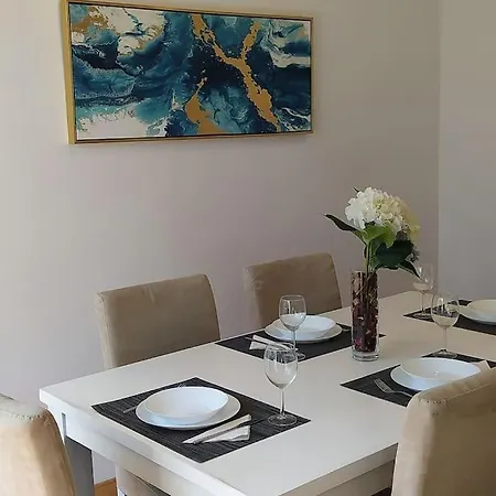 Lisbon, 2 Bedrooms, Metro & Airport, Ac & Wifi-3